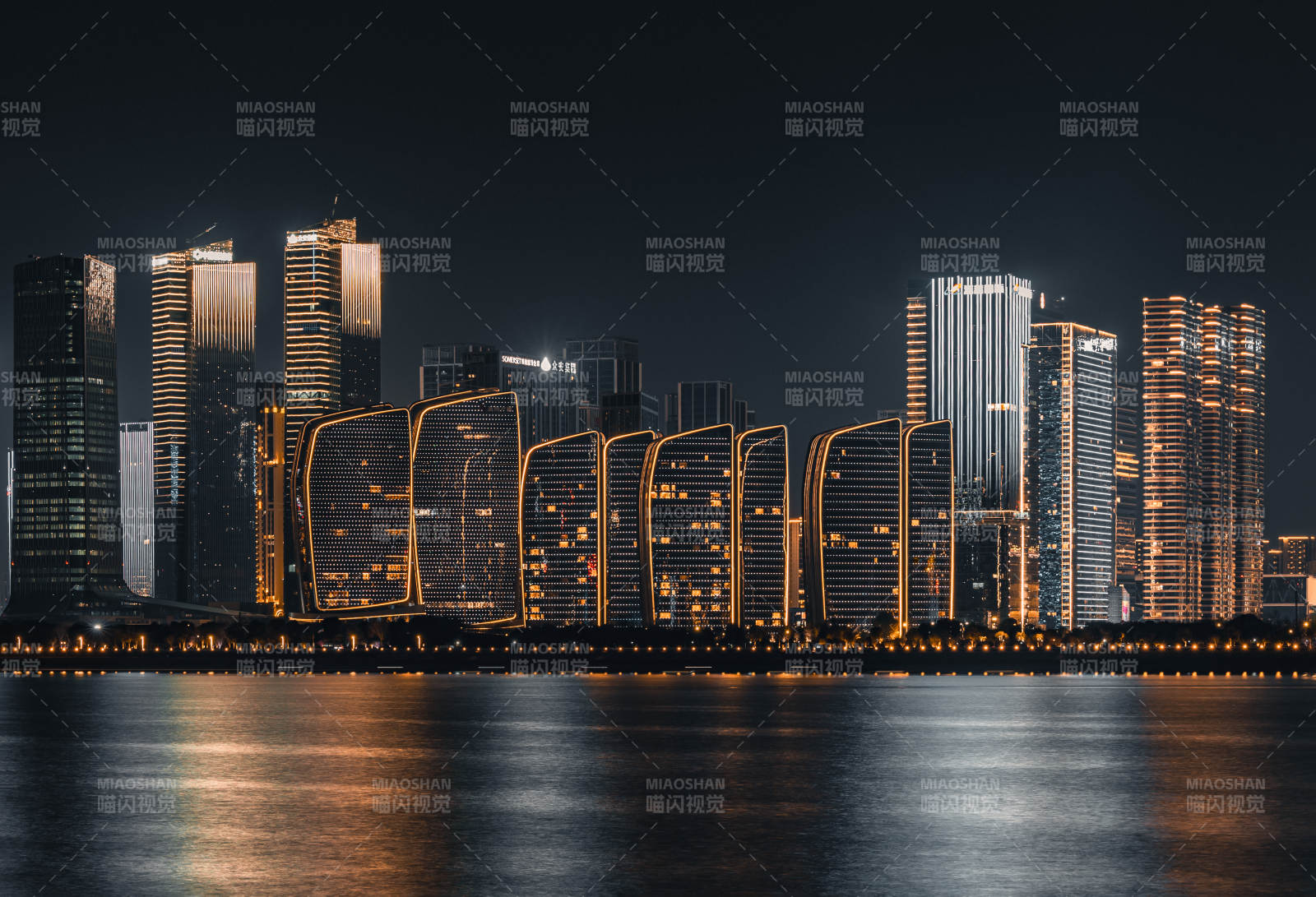 夜幕下的城市天際線