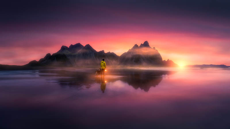 湖畔晨曦 人影獨(dú)行