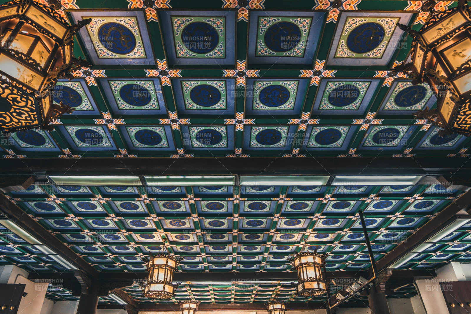 古建筑彩繪天花板細節