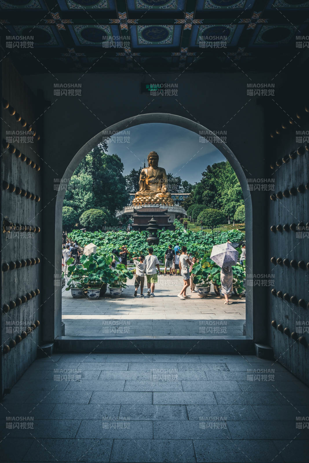 佛像前的寧靜庭院