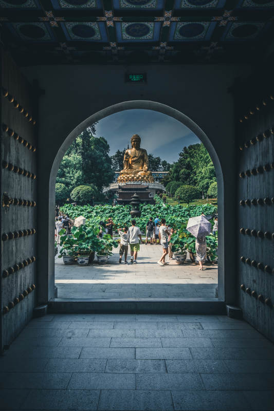 佛像前的寧靜庭院