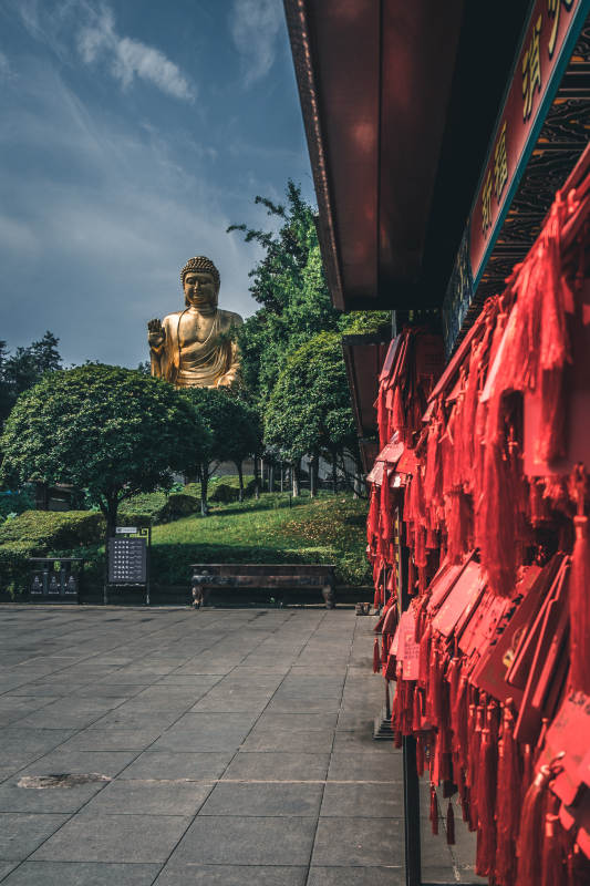 佛像前的紅色祈愿牌
