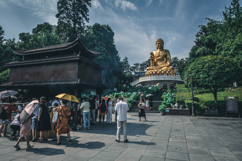 金佛寺前游客云集