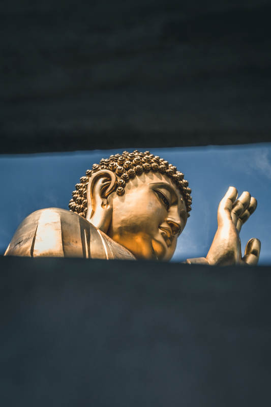 金色佛像 寧靜祥和