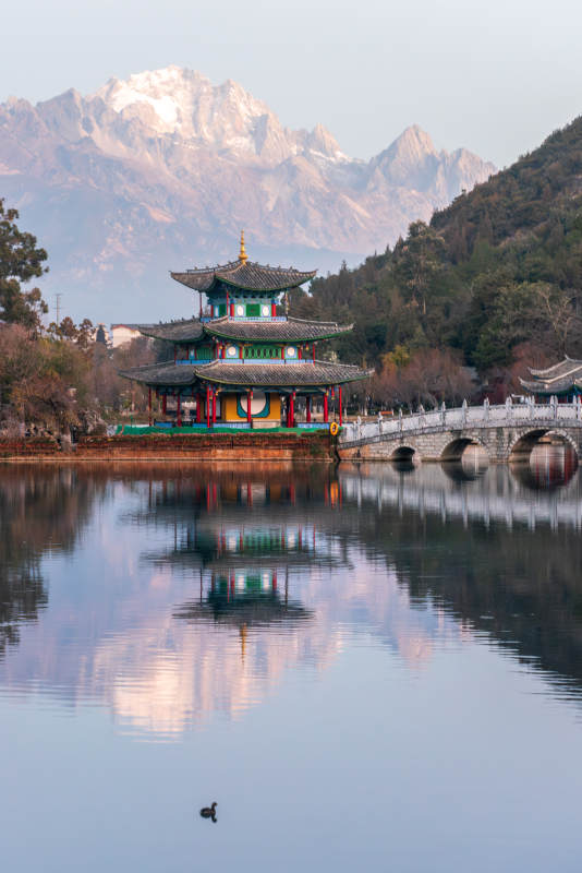 雪山映湖 古亭靜謐