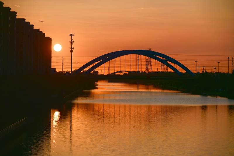 夕陽下的拱橋倒影