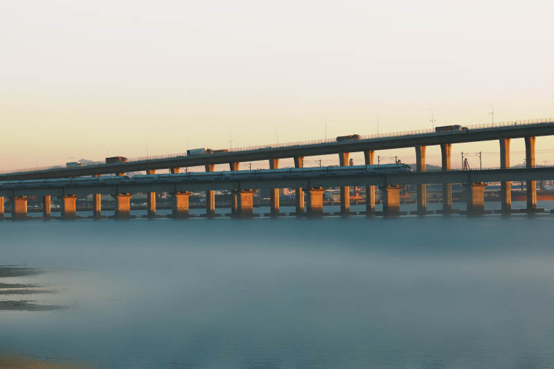 晨霧中的大橋