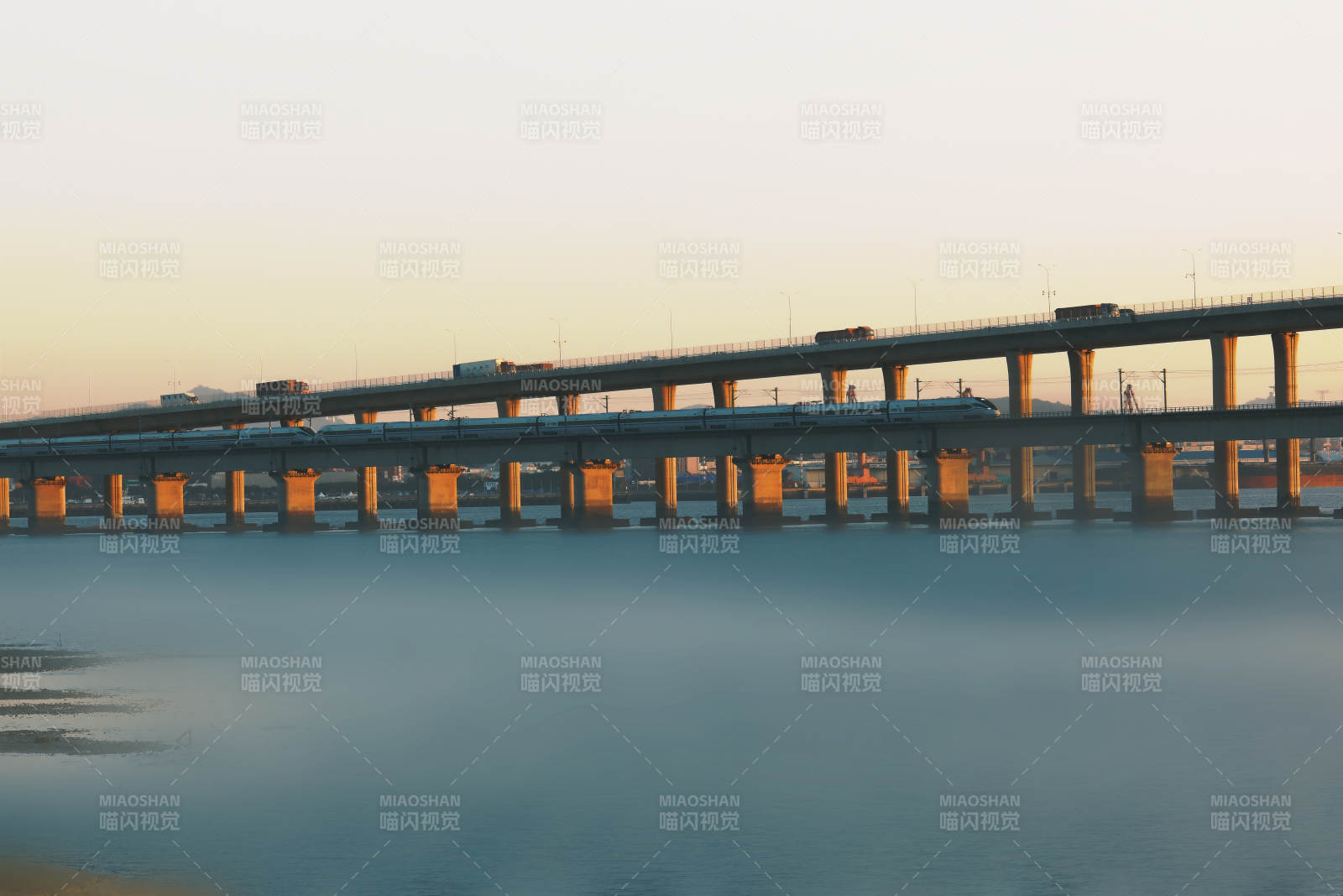 廈門動(dòng)車在跨海大橋上疾行