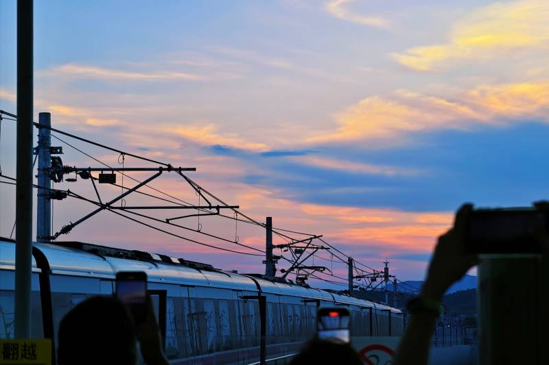 夕陽下的列車剪影
