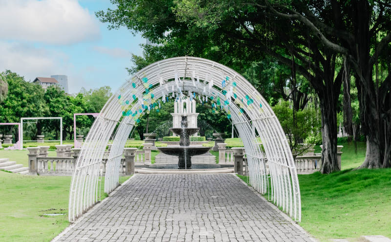 公園拱門與噴泉景致