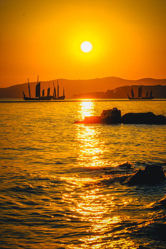 夕陽下的帆船與海景