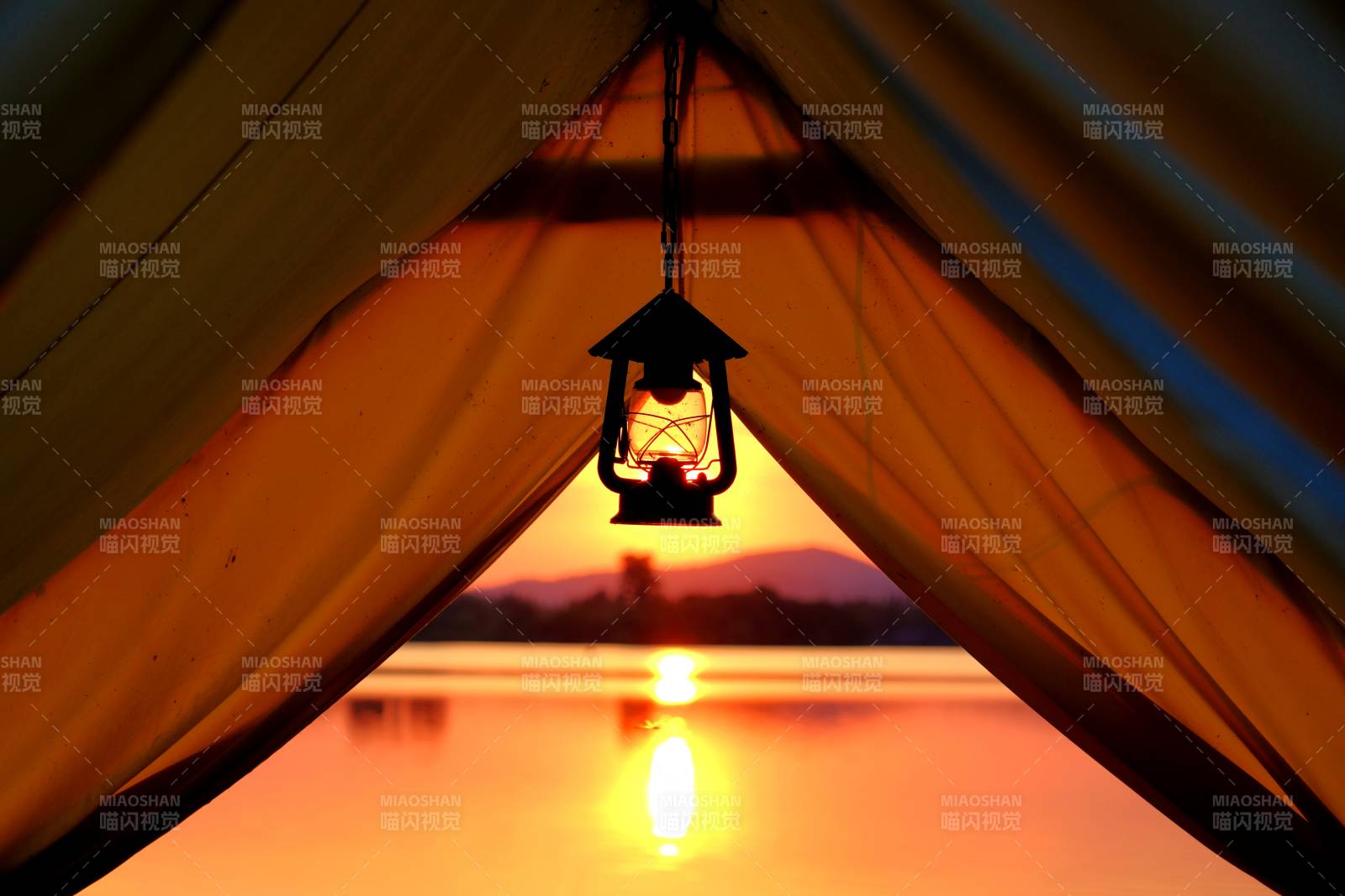 帳篷內的溫暖夕陽