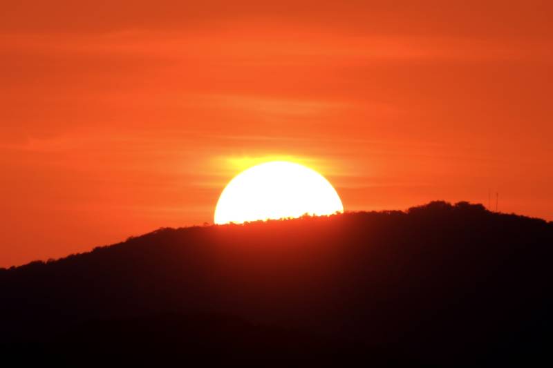 夕陽西下 山巒剪影