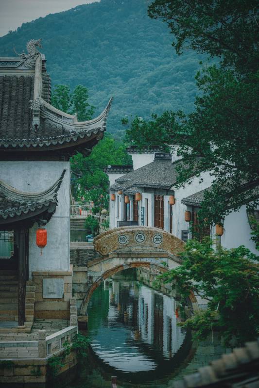 江南水鄉 古橋映翠山