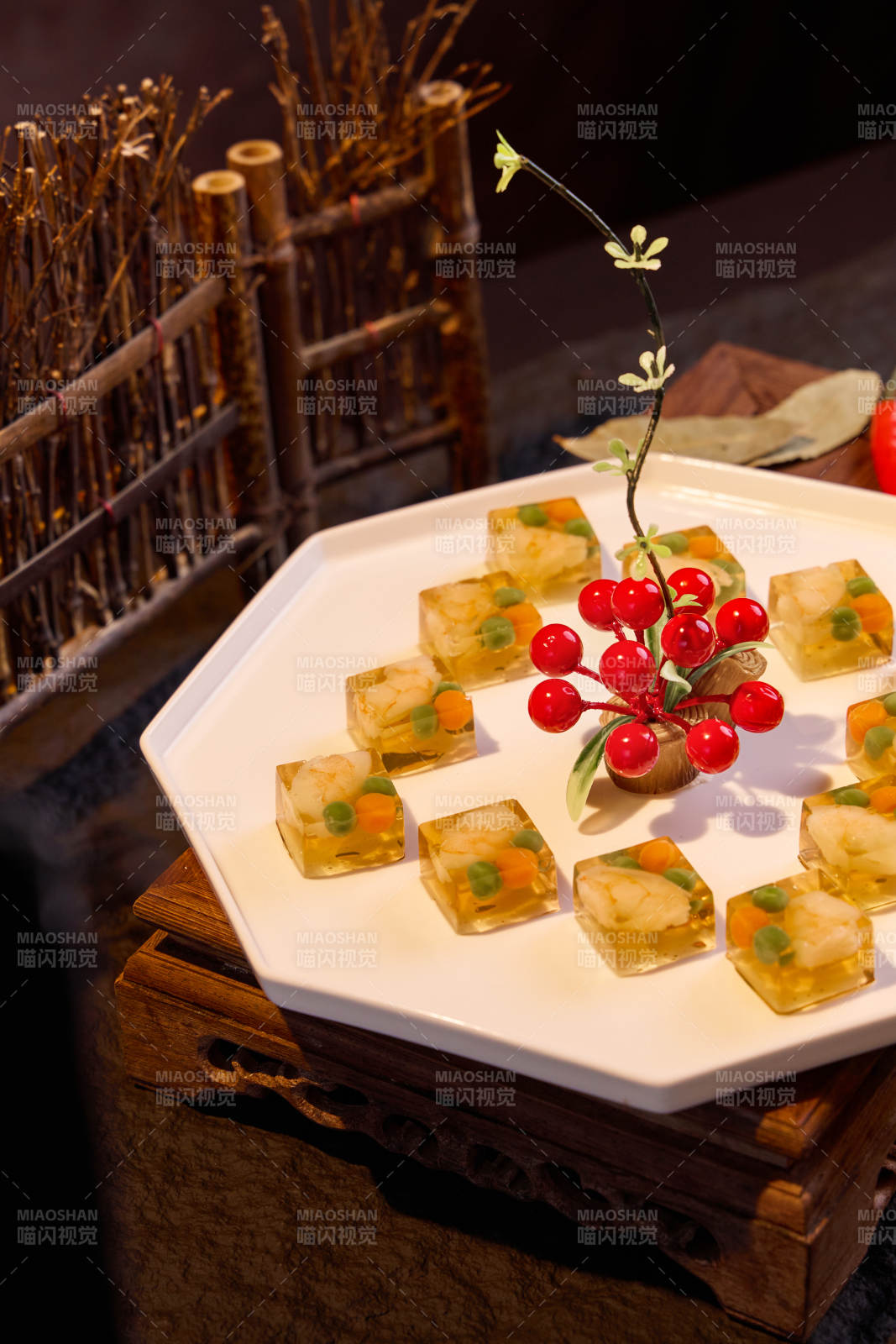 精致果凍拼盤(pán) 點(diǎn)綴紅果