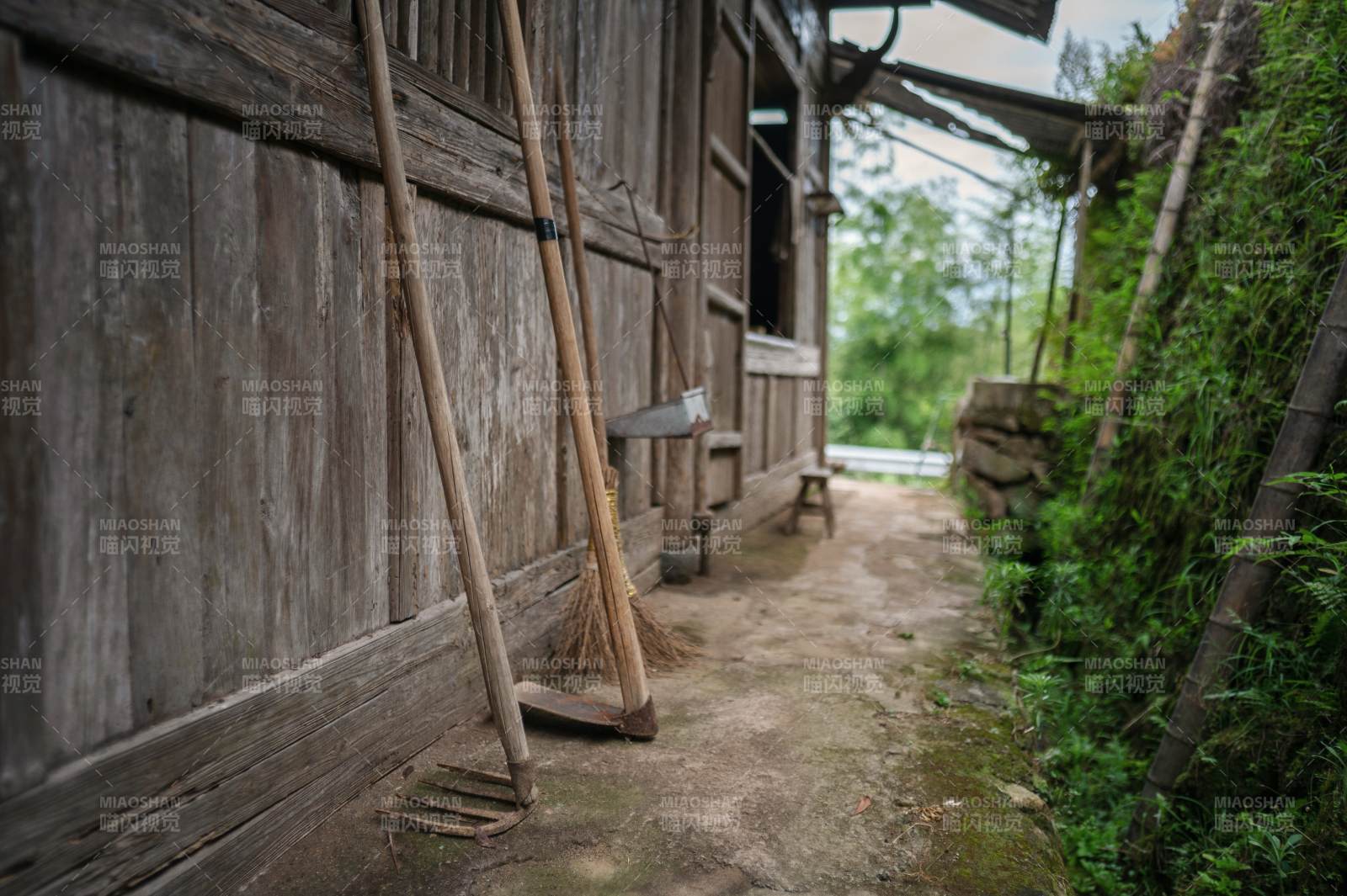 鄉村小徑與農具靜景