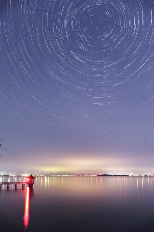 星軌湖畔夜景圖