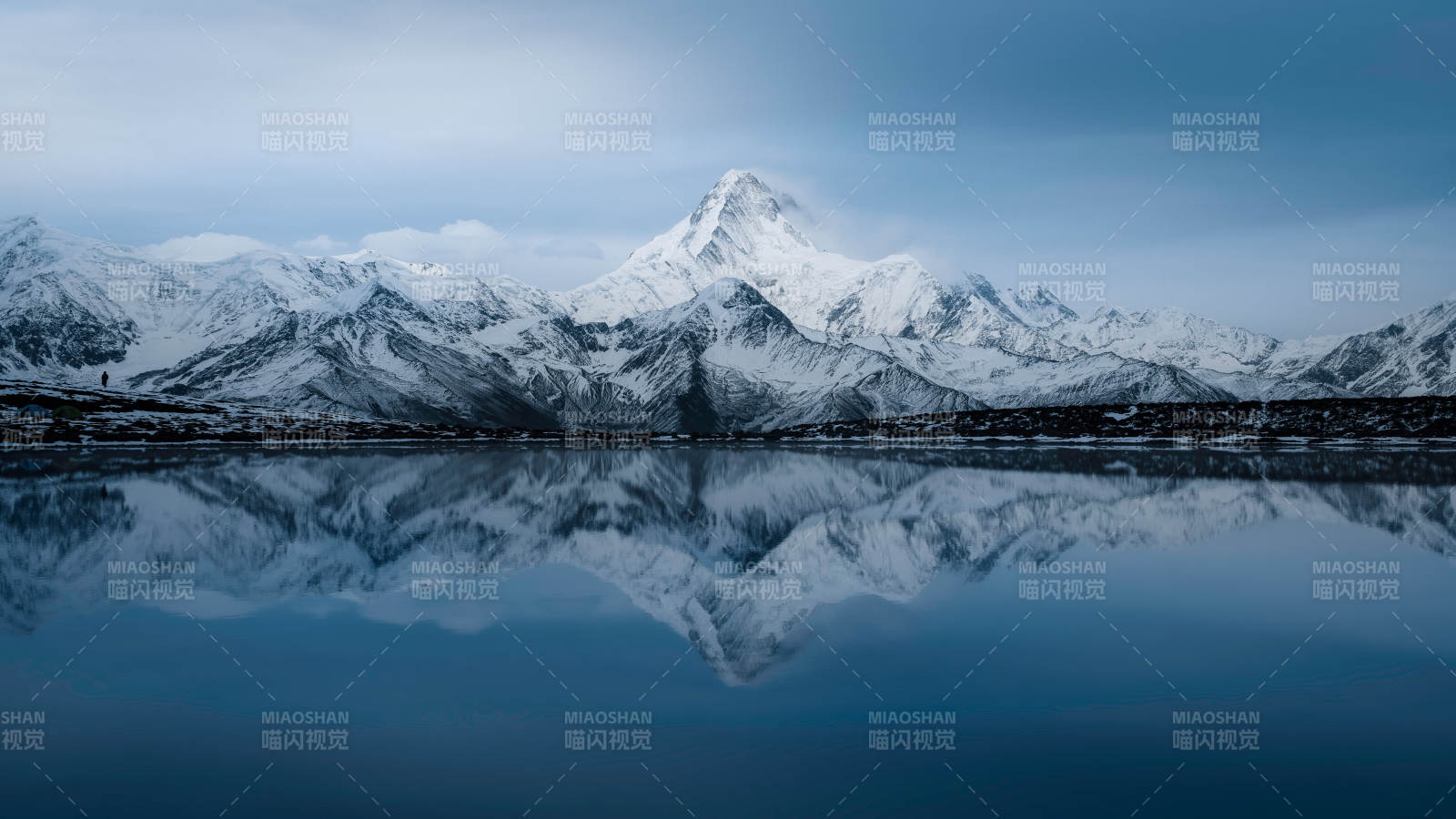 雪山倒影 靜謐湖面