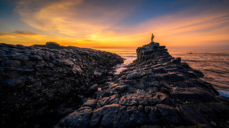 夕陽下的巖石海岸