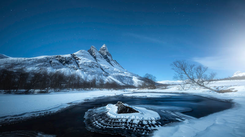 冬夜雪山映湖景