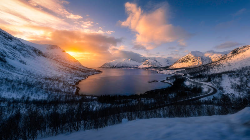 冬日雪山湖畔夕陽景
