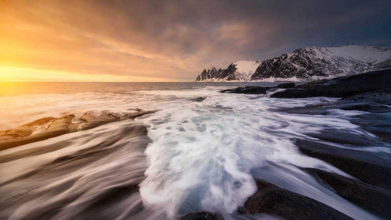 海岸夕陽 波濤洶涌