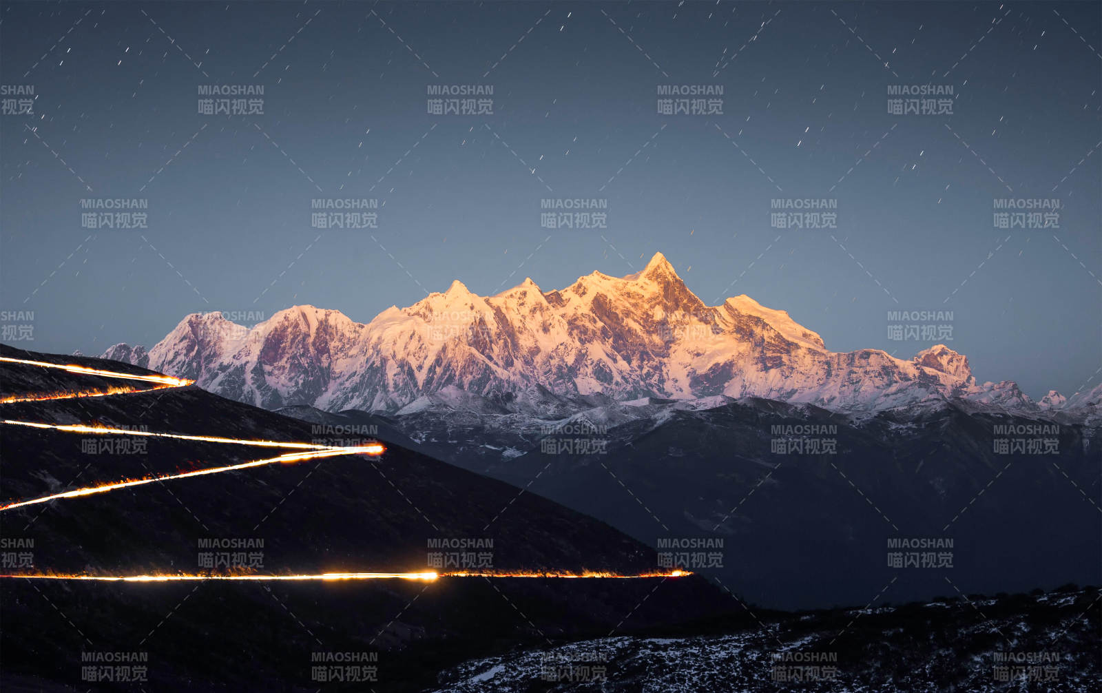 雪山夜景 星光與光軌
