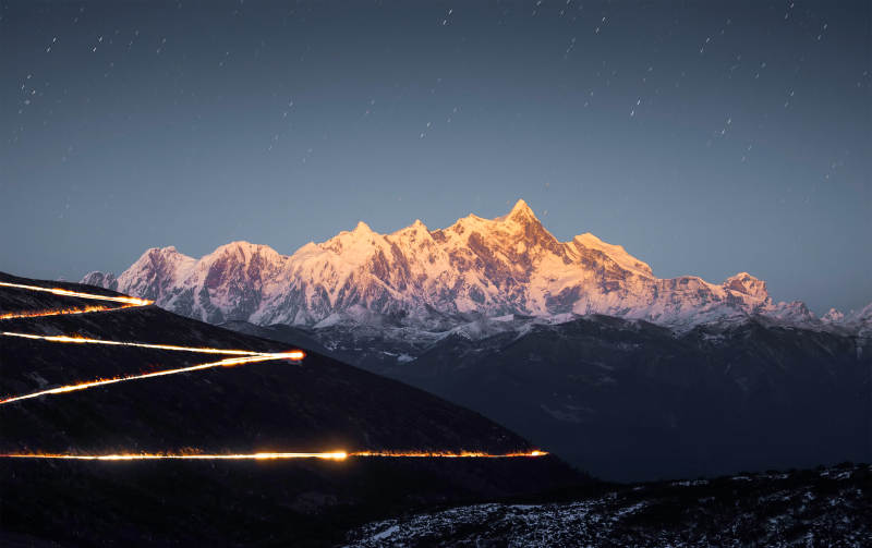 雪山夜景 星光與光軌