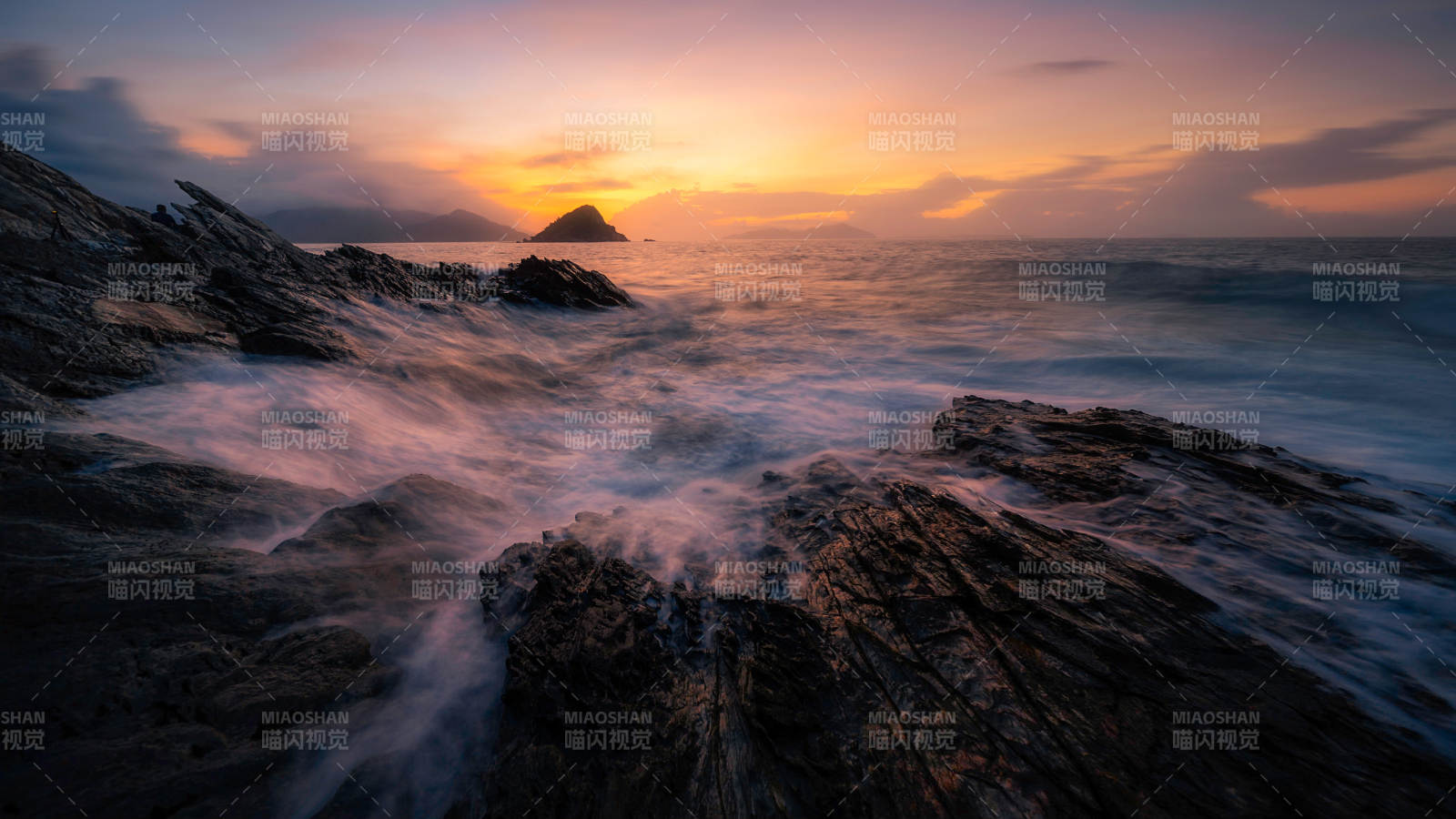 海岸夕陽 波濤拍石