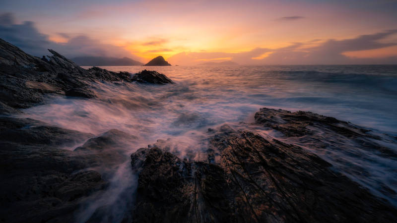 海岸夕陽 波濤拍石