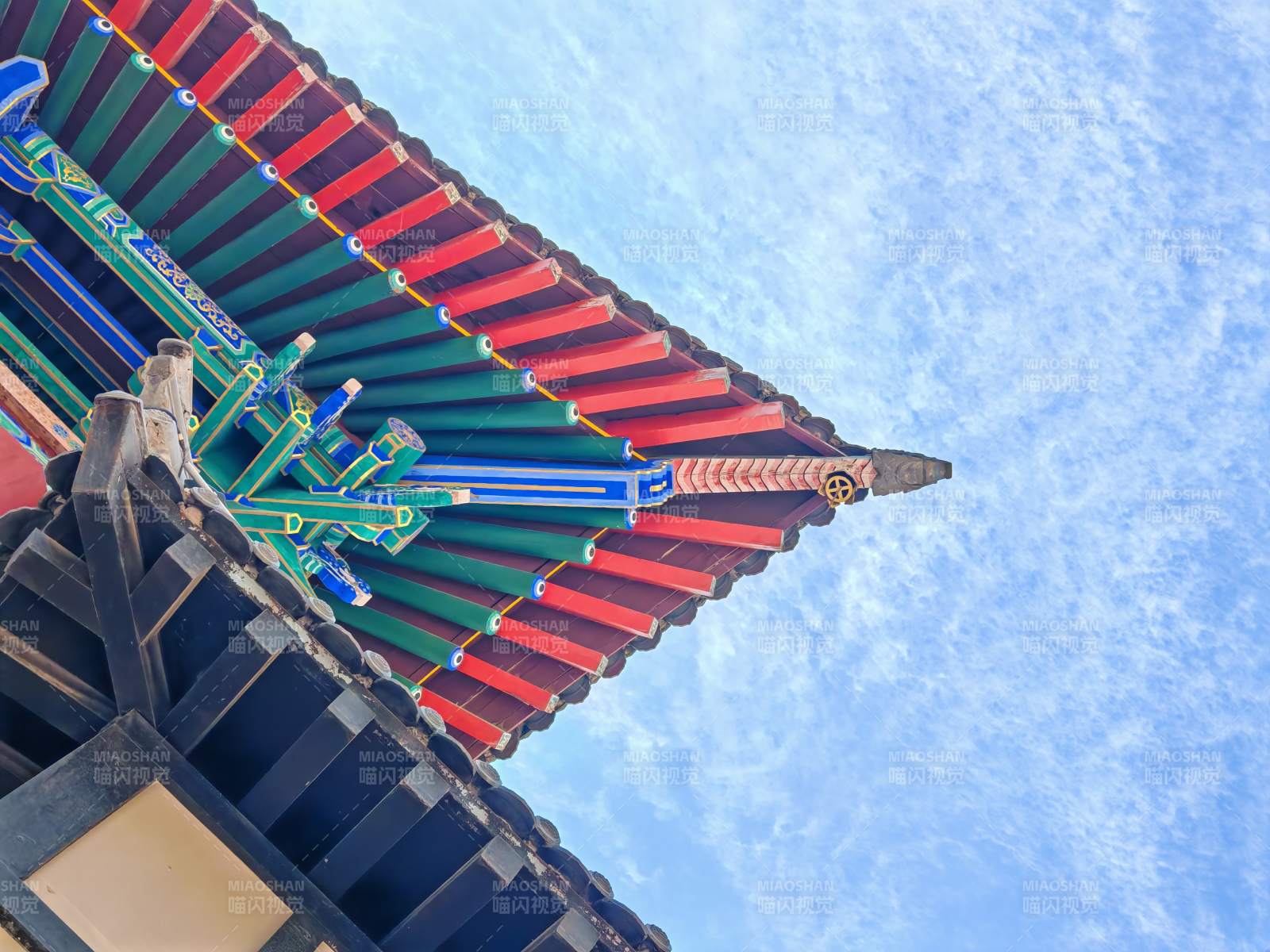 古建筑飛檐翹角藍天背景