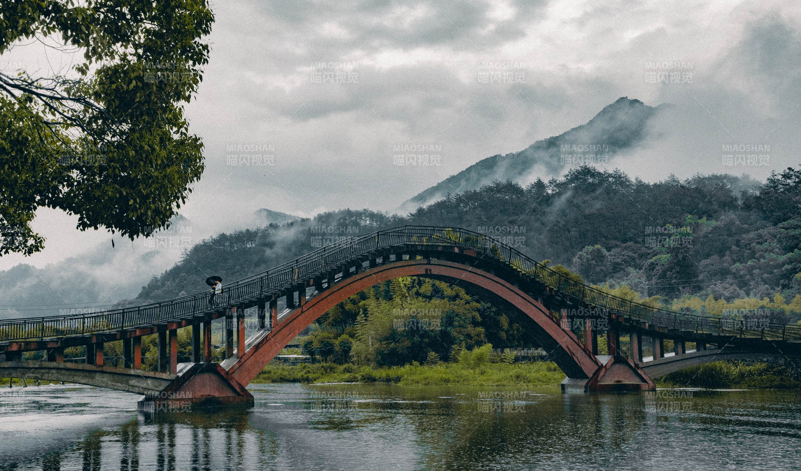 山水拱橋 云霧繚繞