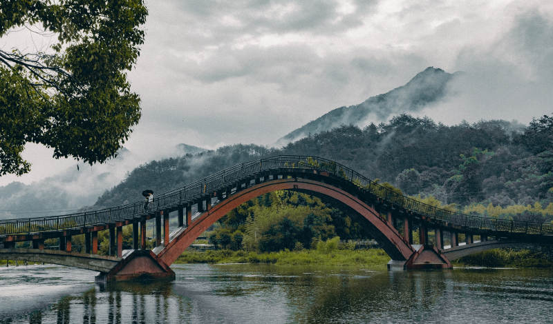 山水拱橋 云霧繚繞