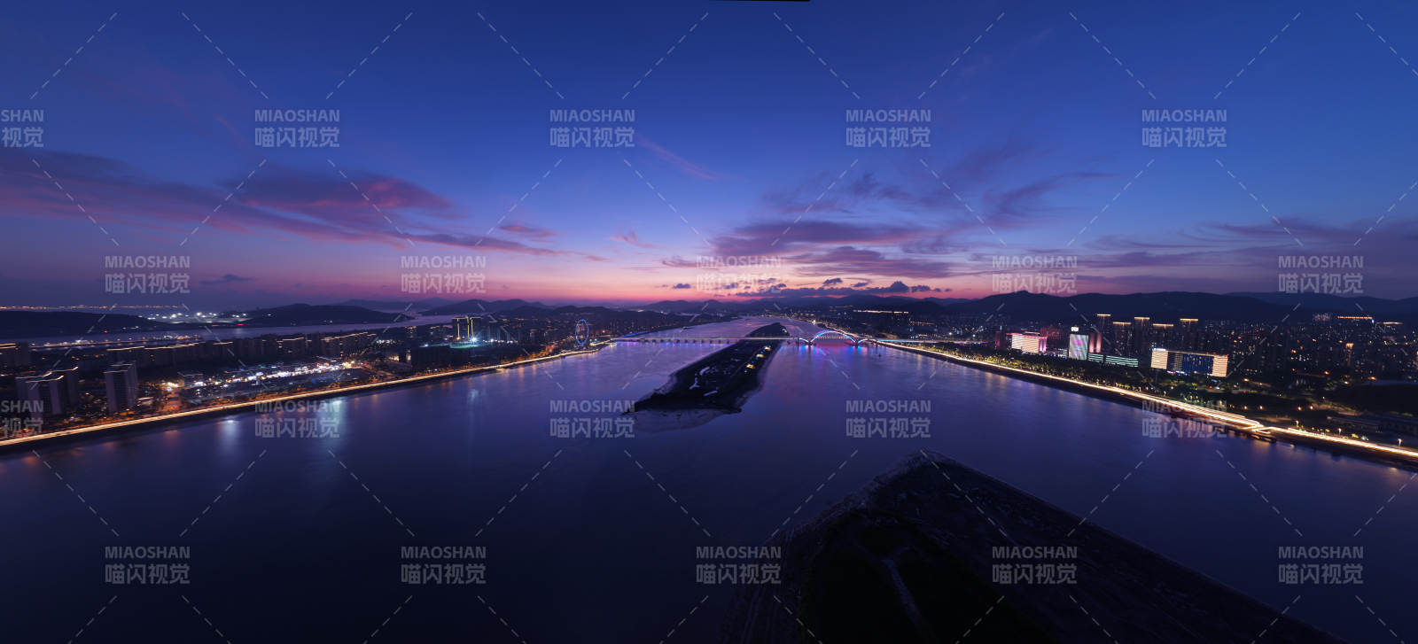 夜幕下的城市與河流