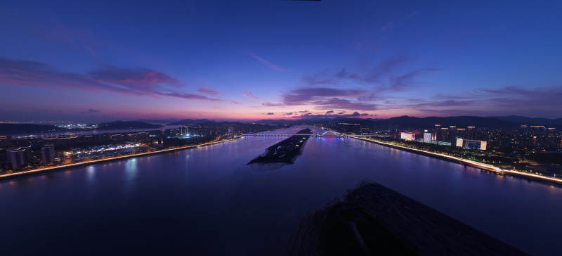 夜幕下的城市與河流