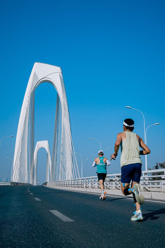 橋上晨跑 藍天相伴