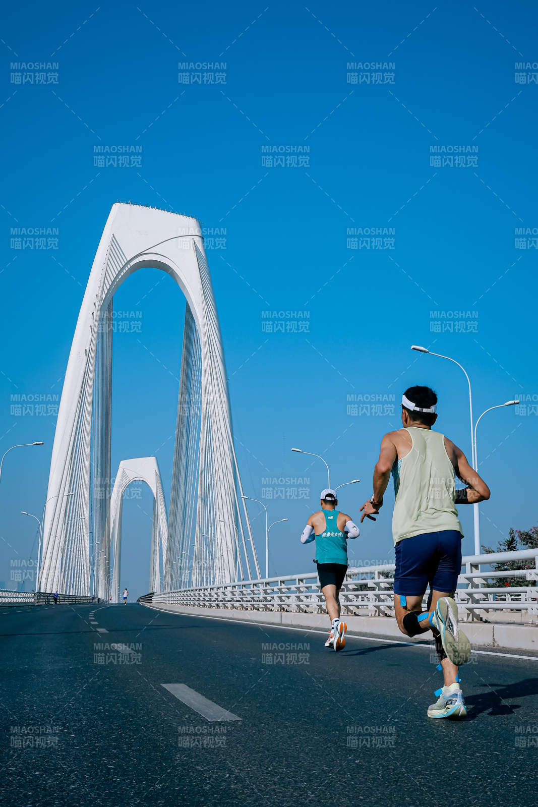 橋上晨跑 藍天相伴