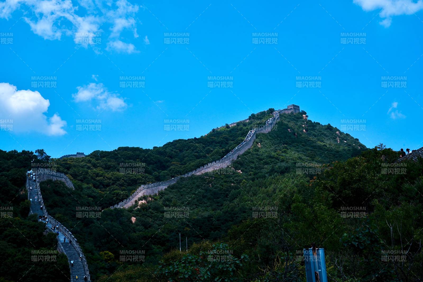 長(zhǎng)城蜿蜒山間 藍(lán)天白云