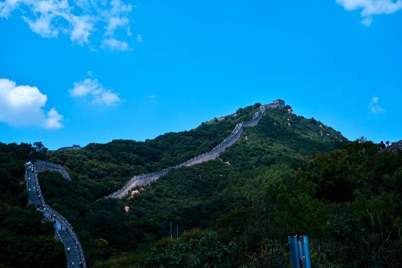 长城蜿蜒山间 蓝天白云