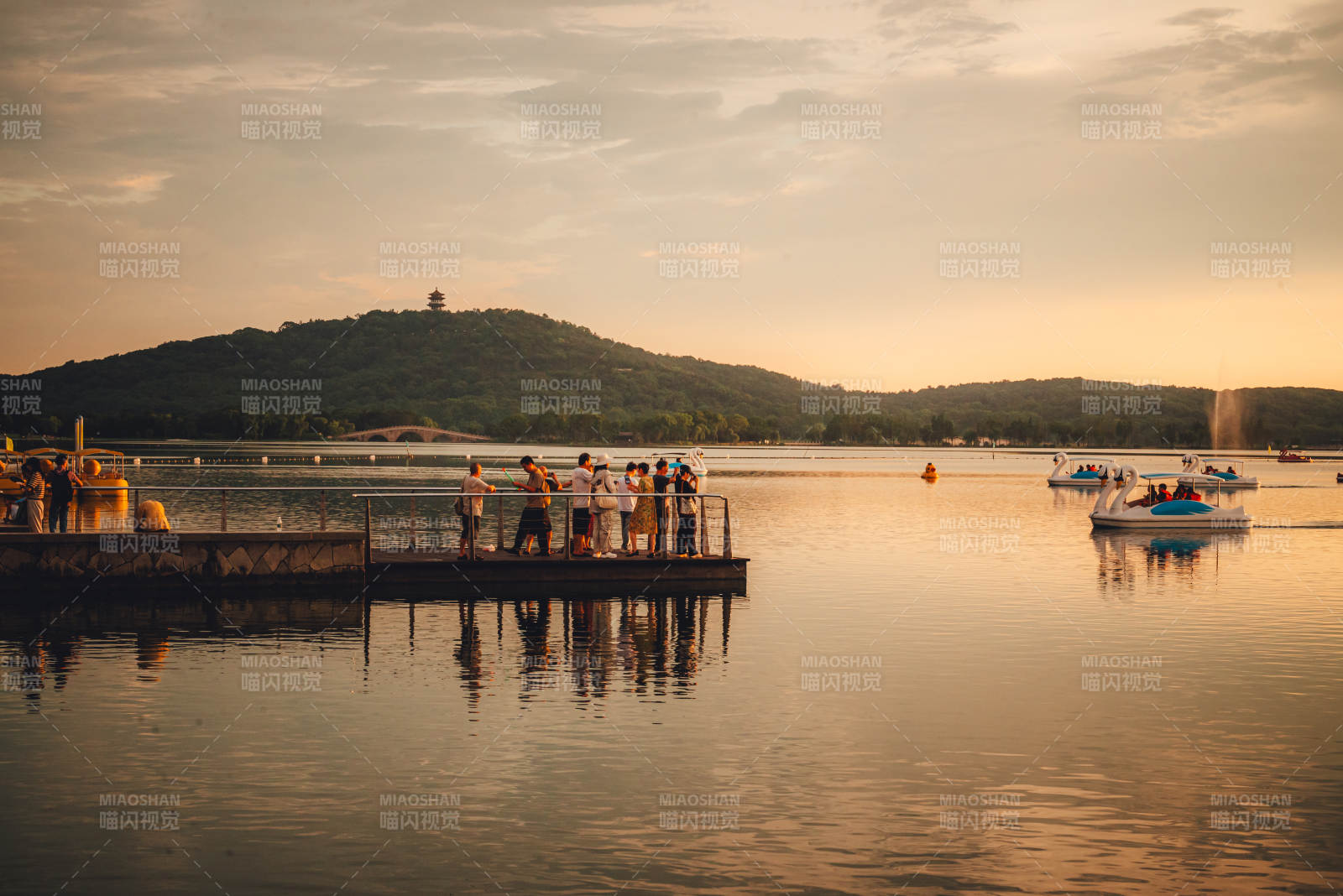 湖畔夕陽(yáng) 游人泛舟