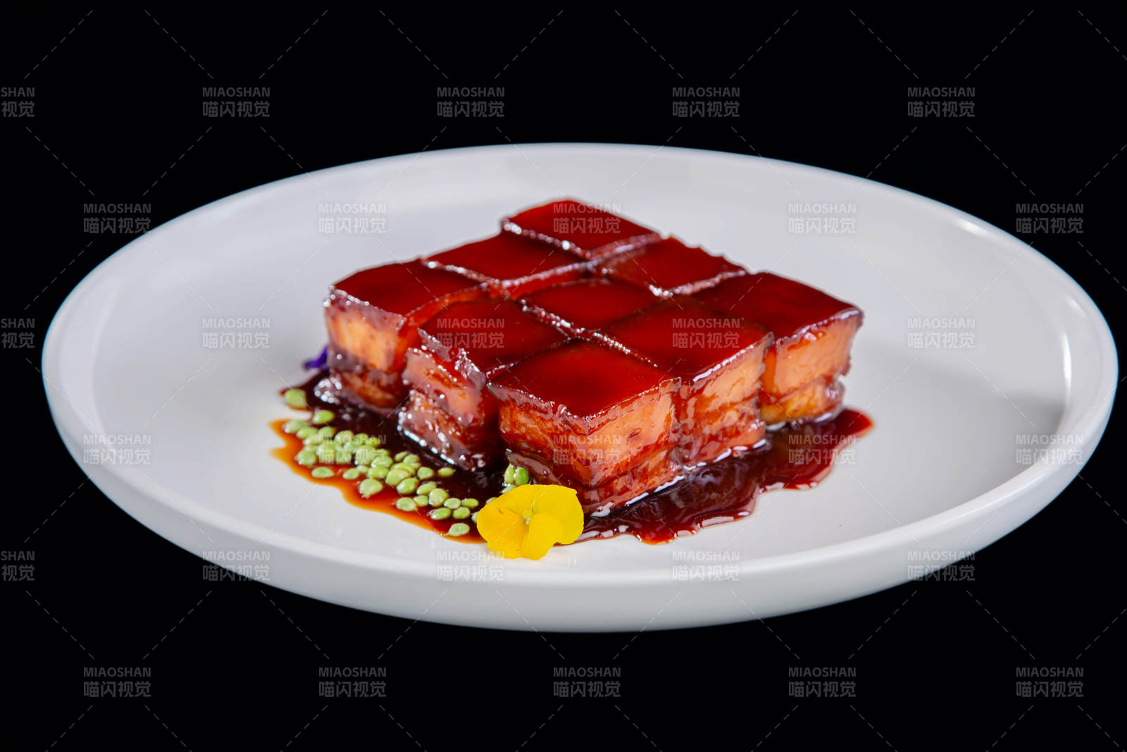 紅燒肉配豌豆裝飾