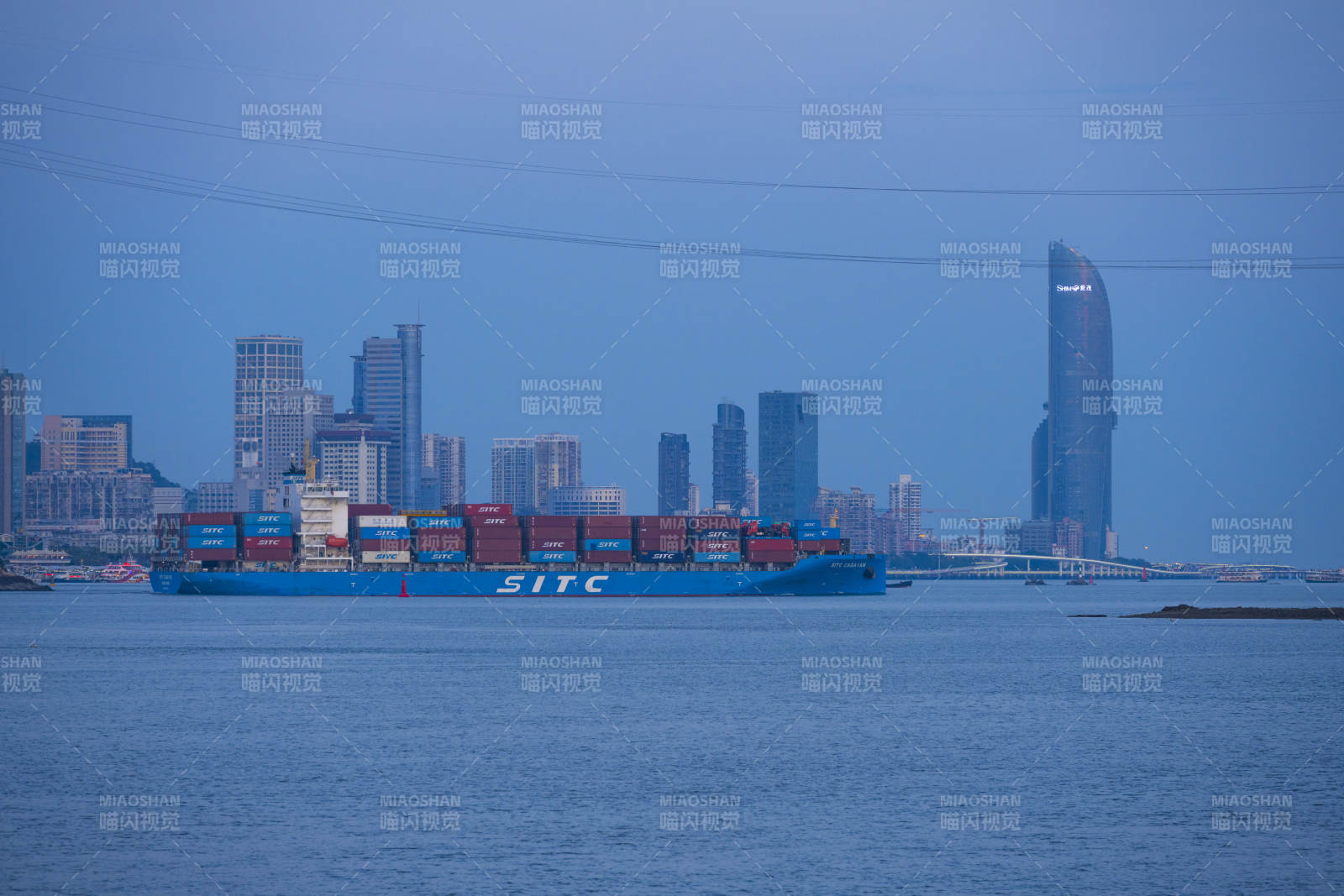 海上貨輪與城市天際線