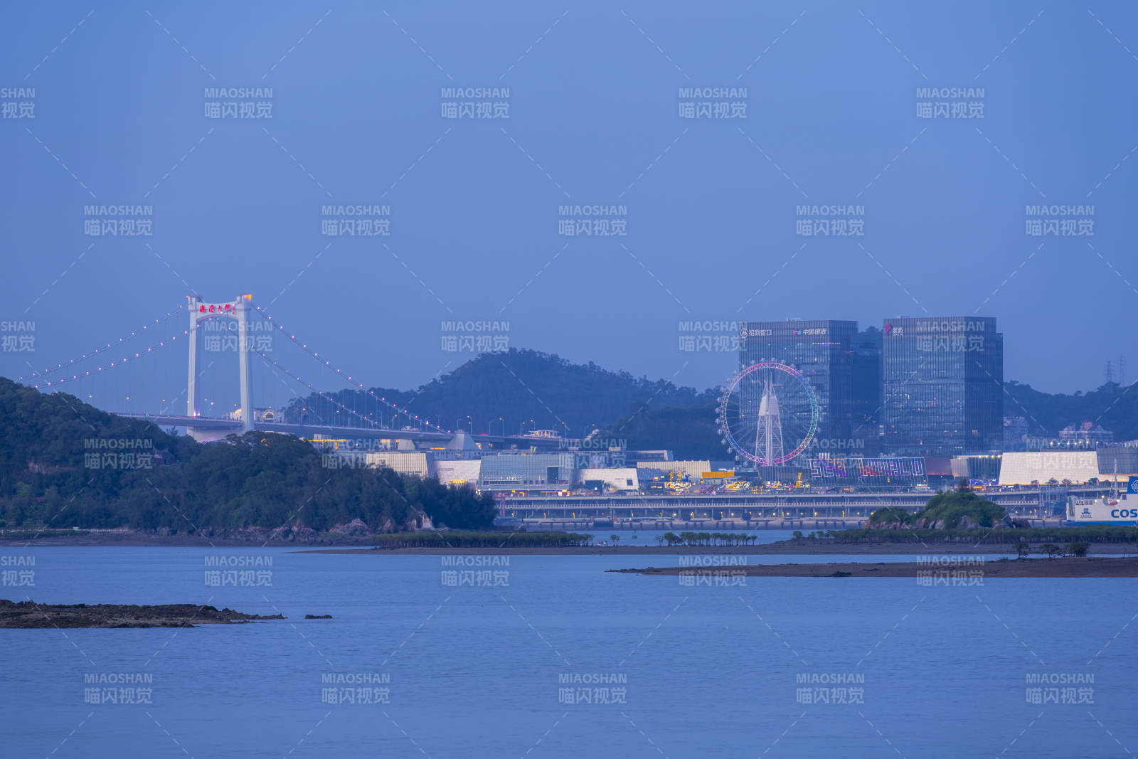 海濱城市夜景圖
