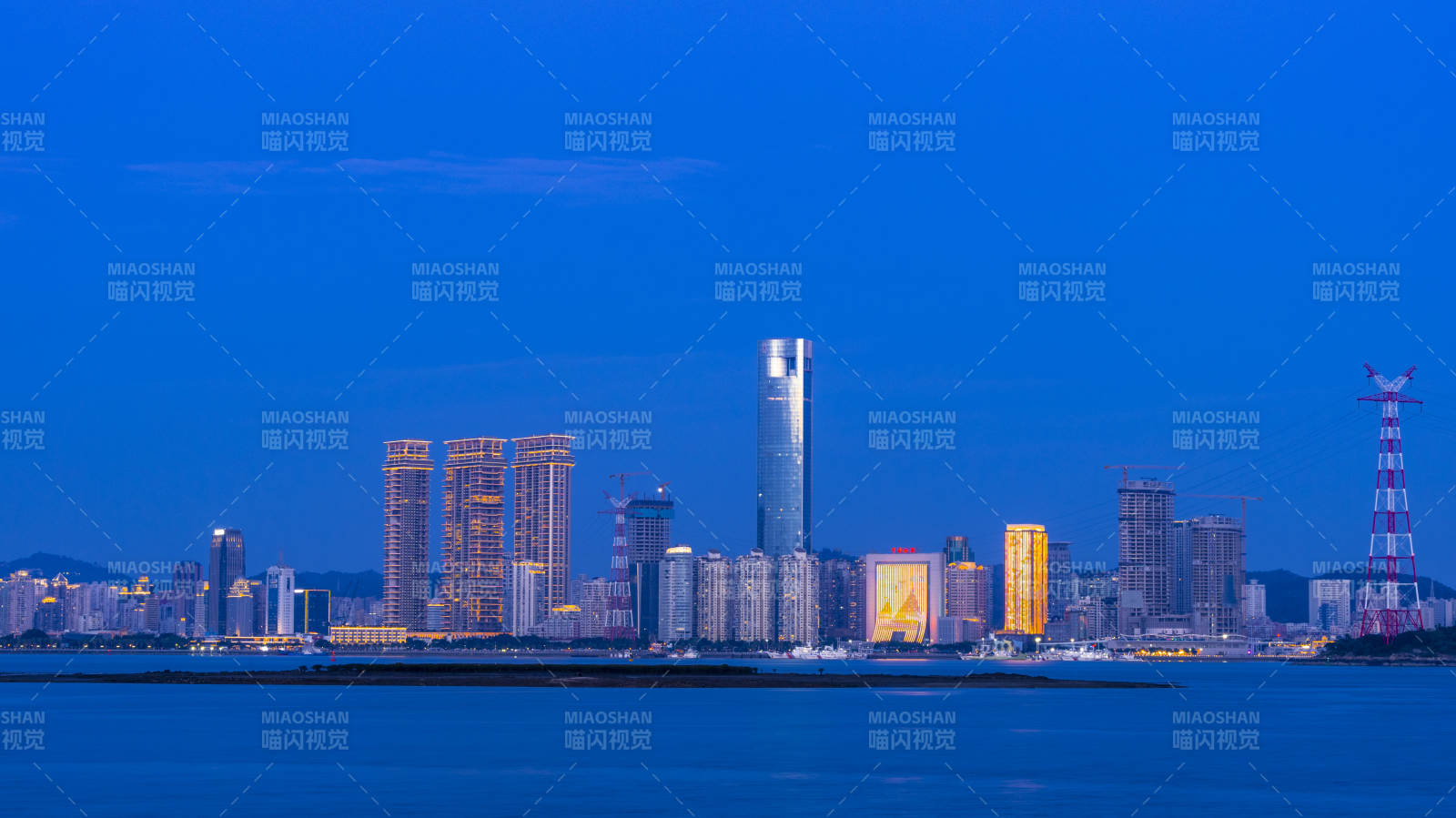 海濱城市夜景燈火輝煌