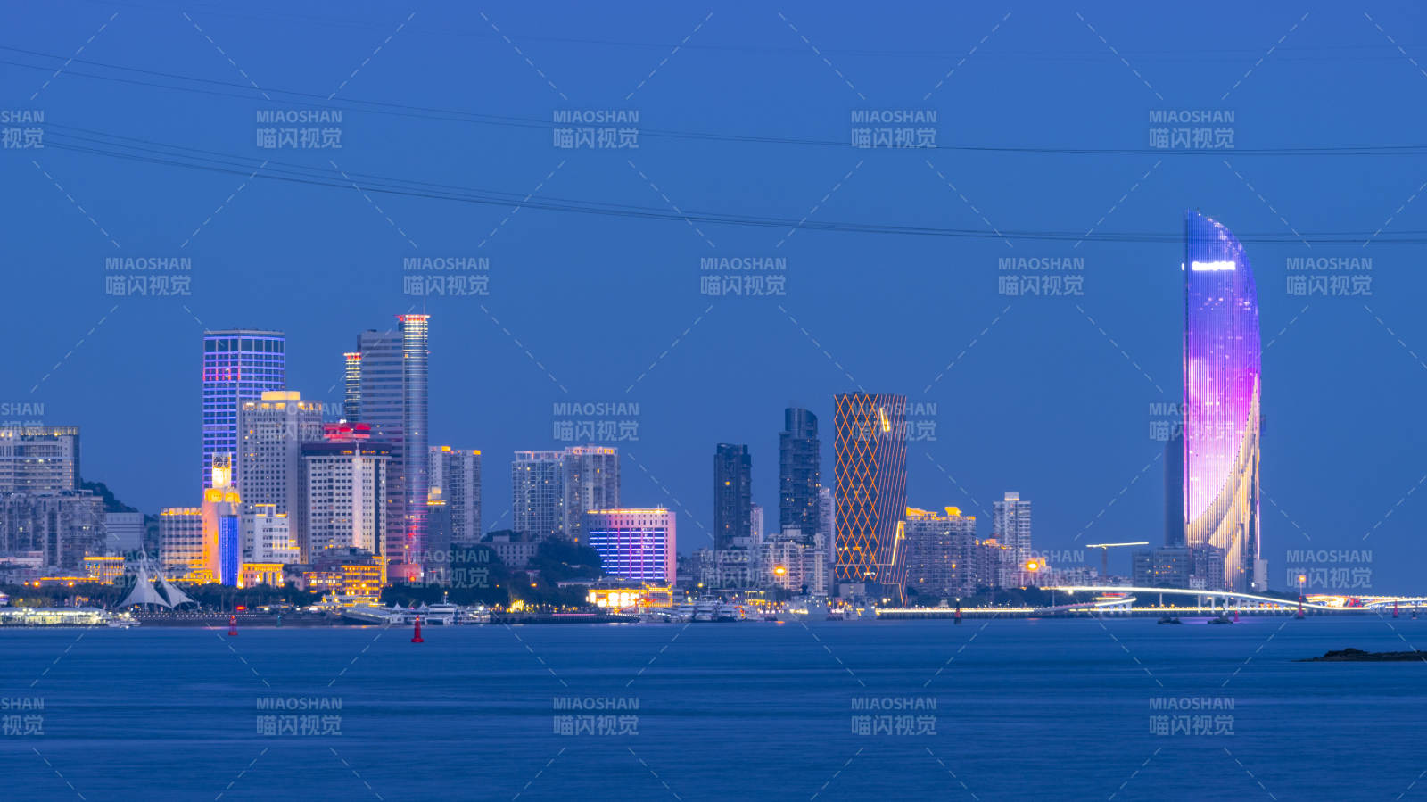 海濱城市夜景璀璨