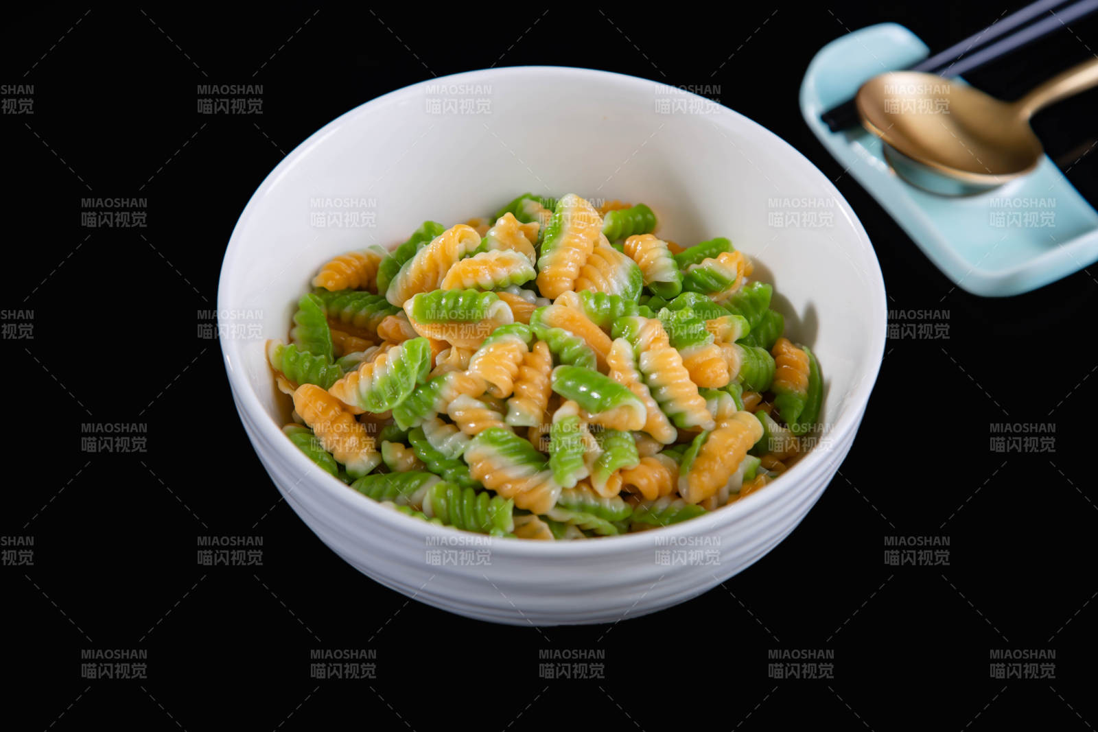 胡蘿卜海螺面碗裝美食