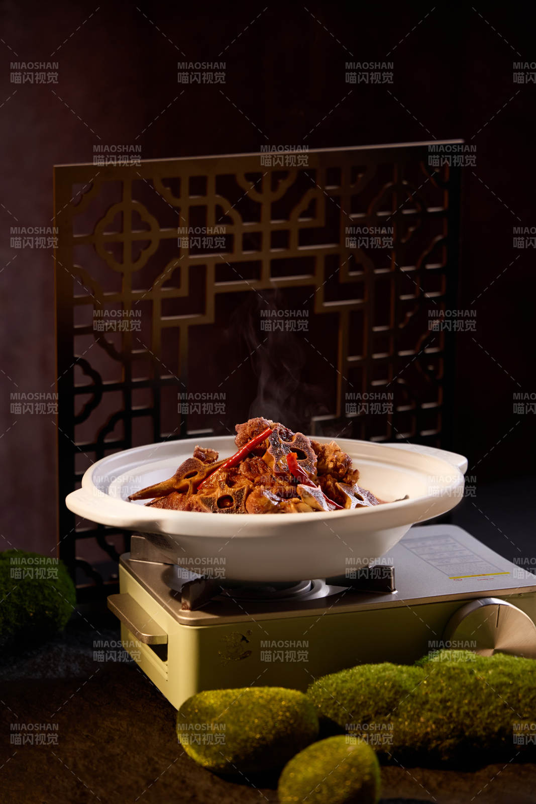 熱氣騰騰的麻辣羊蝎子火鍋