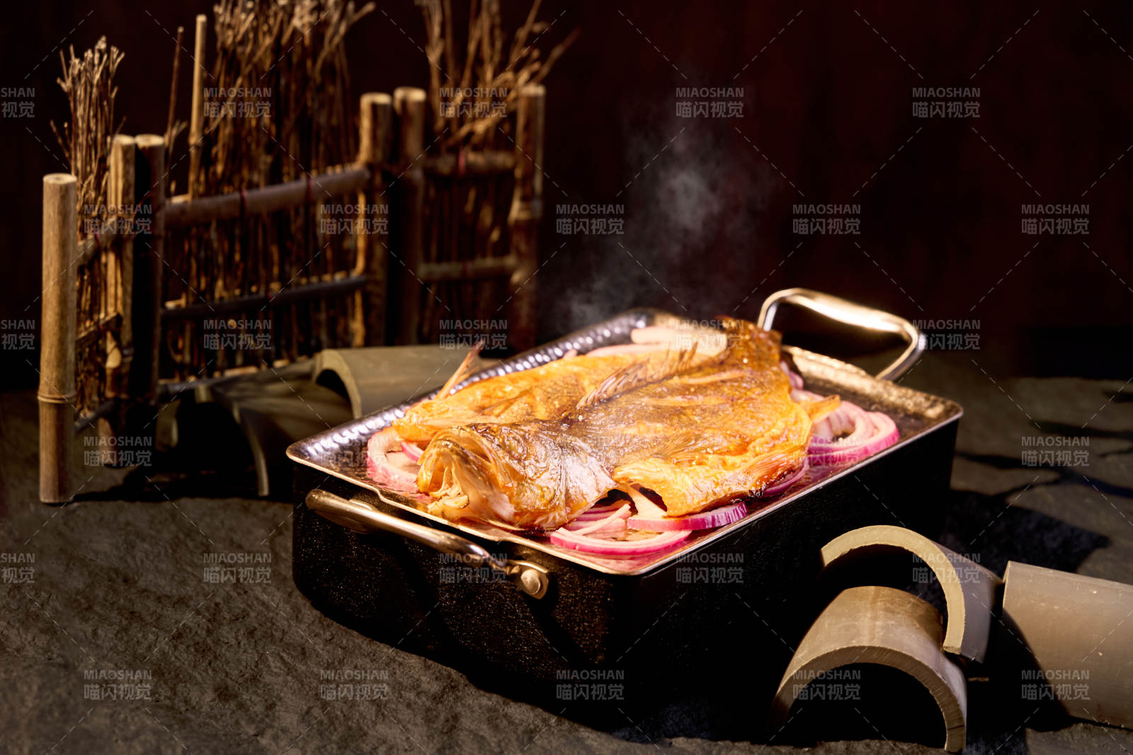烤魚配洋蔥 香氣四溢