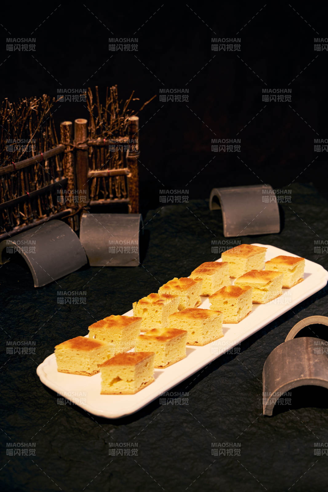 金黃色糕點(diǎn)盤中擺放整齊