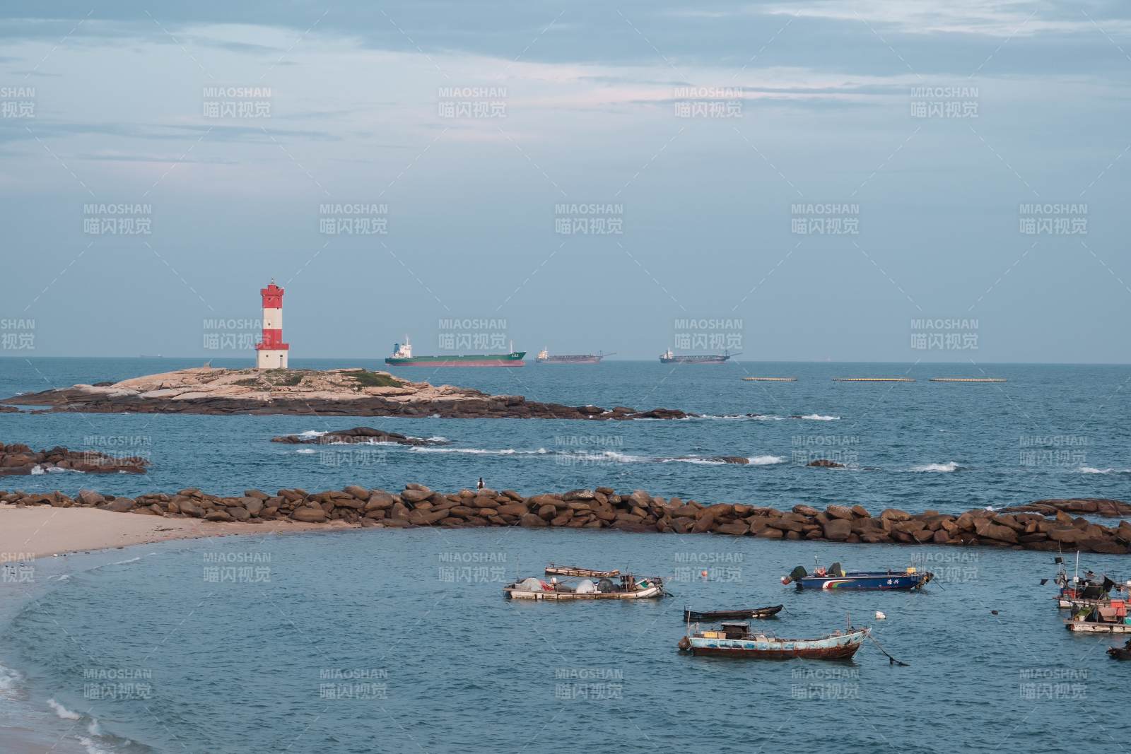 海邊燈塔與漁船靜謐景致